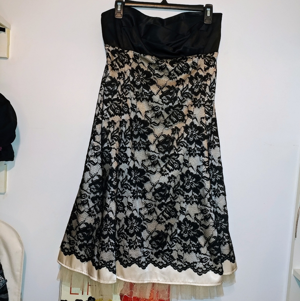 Tahari black & cream lace prom/wedding/party dress
